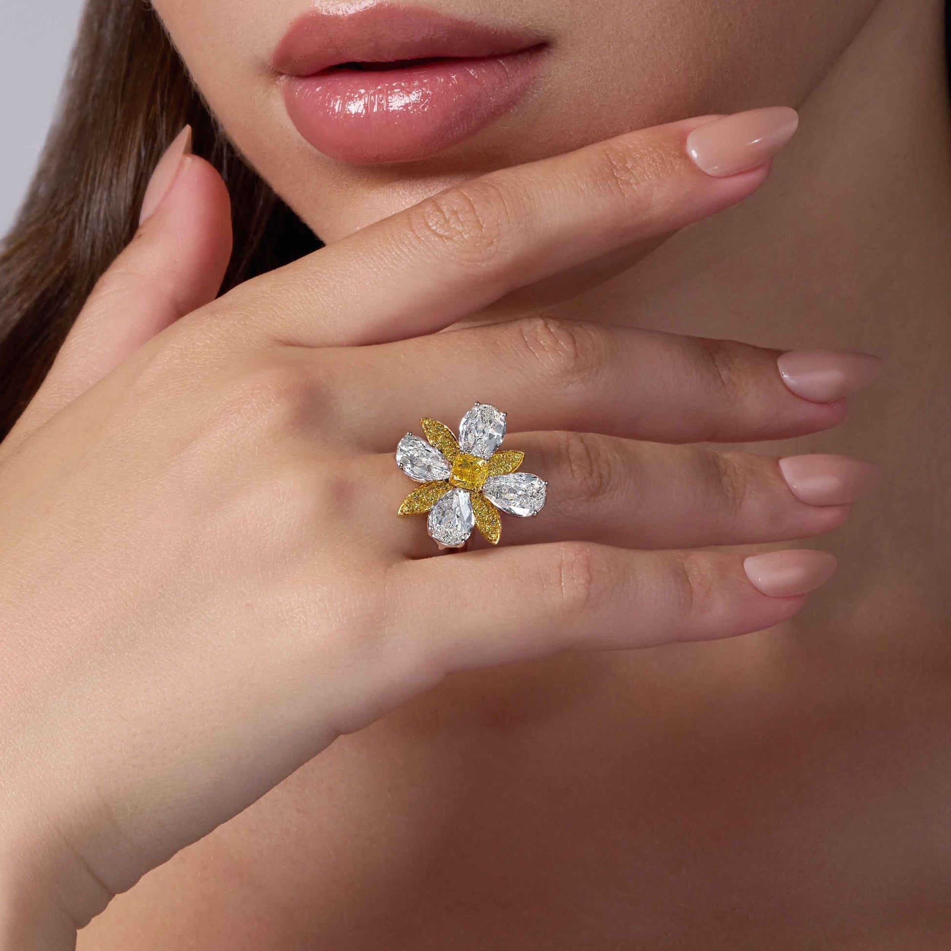 Aliel-High-Jewellery-Fancy-Vivid-Yellow-and-White-Diamon-Ring-CRN01518-2